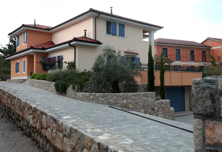 Ovo je vikendica na Krku žestokog slovenskog kritičara Hrvatske Jelka Kacina!