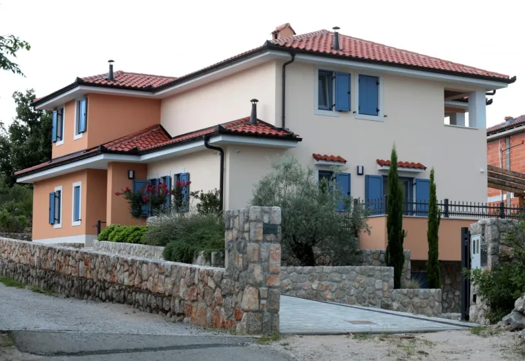 Ovo je vikendica na Krku žestokog slovenskog kritičara Hrvatske Jelka Kacina!