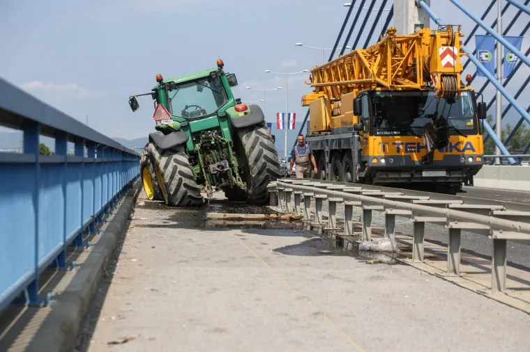 Ovako ne&scaron;to se ne viđa svaki dan! Traktor nakon sudara s automobilom umalo zavr&scaron;io u Savi