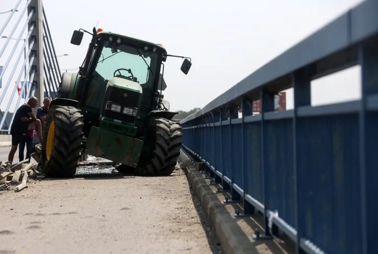 Ovako ne&scaron;to se ne viđa svaki dan! Traktor nakon sudara s automobilom umalo zavr&scaron;io u Savi