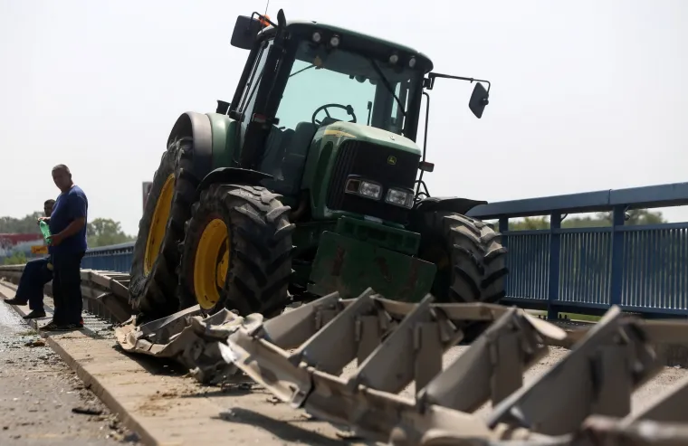 Ovako ne&scaron;to se ne viđa svaki dan! Traktor nakon sudara s automobilom umalo zavr&scaron;io u Savi