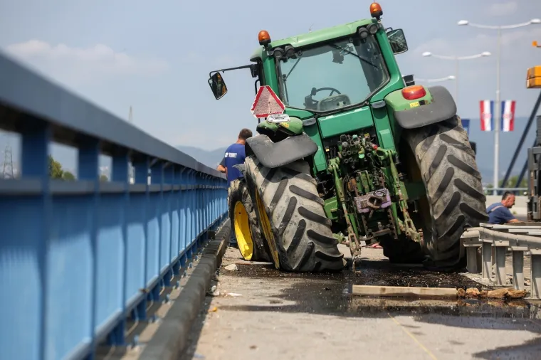 Ovako ne&scaron;to se ne viđa svaki dan! Traktor nakon sudara s automobilom umalo zavr&scaron;io u Savi