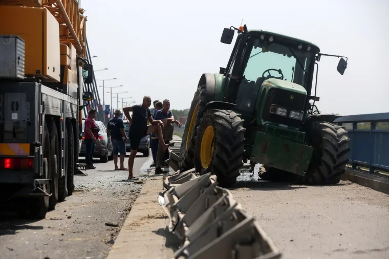 Ovako ne&scaron;to se ne viđa svaki dan! Traktor nakon sudara s automobilom umalo zavr&scaron;io u Savi
