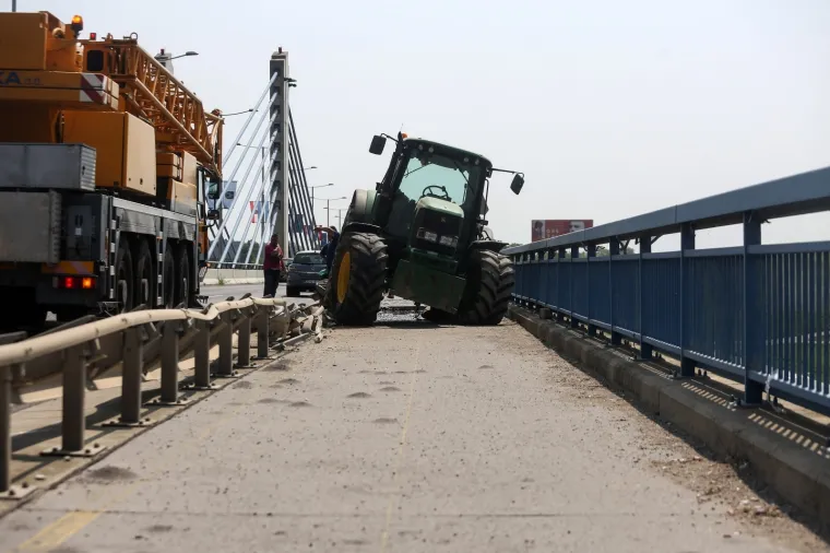 Ovako ne&scaron;to se ne viđa svaki dan! Traktor nakon sudara s automobilom umalo zavr&scaron;io u Savi