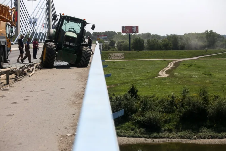 Ovako ne&scaron;to se ne viđa svaki dan! Traktor nakon sudara s automobilom umalo zavr&scaron;io u Savi