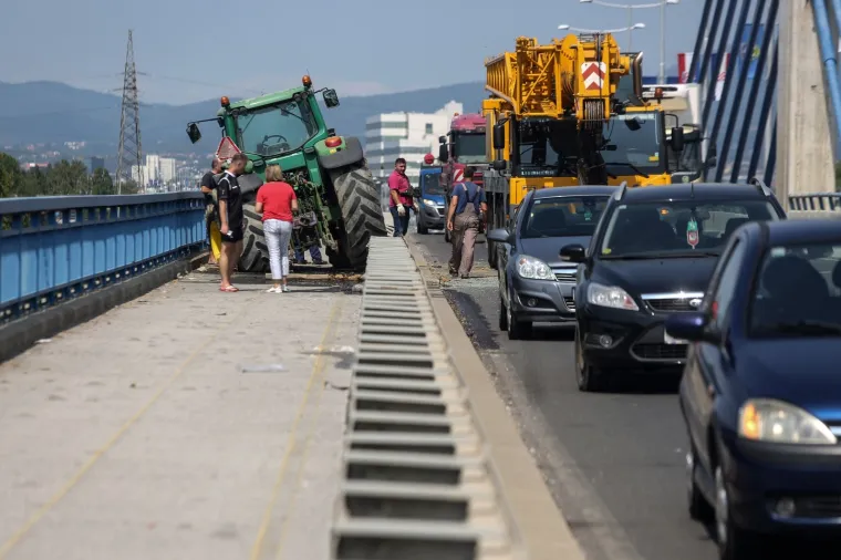 Ovako ne&scaron;to se ne viđa svaki dan! Traktor nakon sudara s automobilom umalo zavr&scaron;io u Savi
