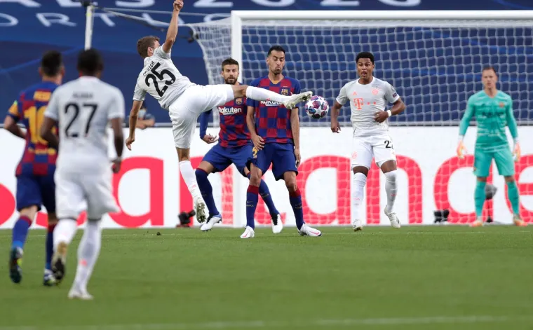 Muller je u 4. minuti zabio za 2:1, Alaba je u 7. lo&scaron;e regirao i postigao autogol za 1:1, a onda &scaron;ou njemačkog borbenog stroja. Od 22. do 31. minute Bavarci su zgazili Barcelonu i zabili joj tri gola.