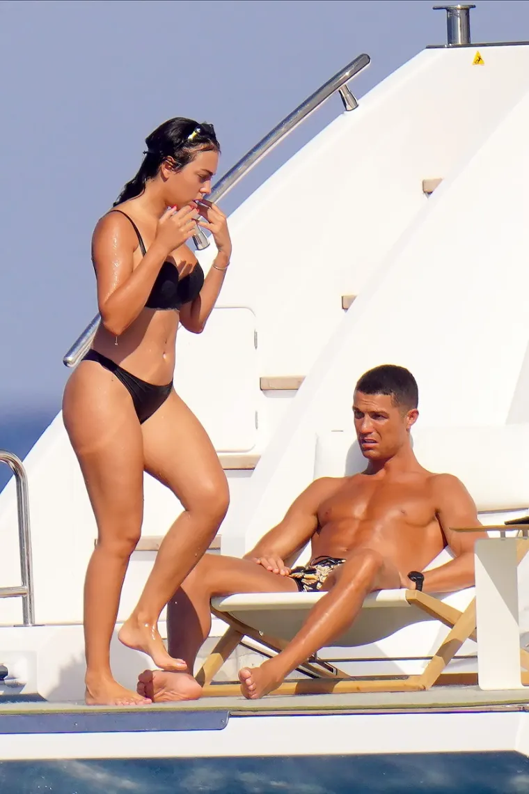 [FOTO] GEORGINA NA LUKSUZNOJ JAHTI POKAZALA GUZU, RONALDO MI&Scaron;IĆE: Evo kako ljetuje jedan od najpoznatijih parova dana&scaron;njice
