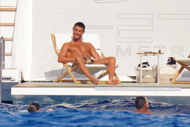 [FOTO] GEORGINA NA LUKSUZNOJ JAHTI POKAZALA GUZU, RONALDO MI&Scaron;IĆE: Evo kako ljetuje jedan od najpoznatijih parova dana&scaron;njice