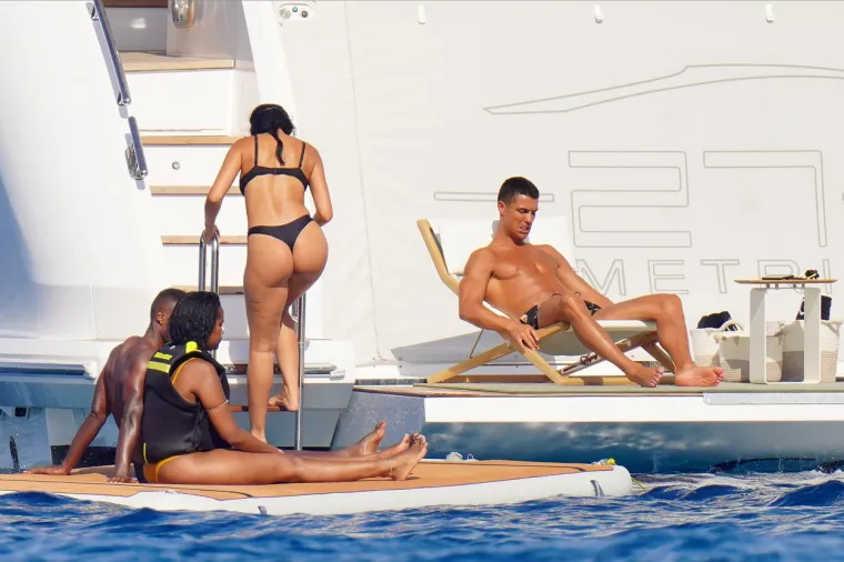 [FOTO] GEORGINA NA LUKSUZNOJ JAHTI POKAZALA GUZU, RONALDO MI&Scaron;IĆE: Evo kako ljetuje jedan od najpoznatijih parova dana&scaron;njice
