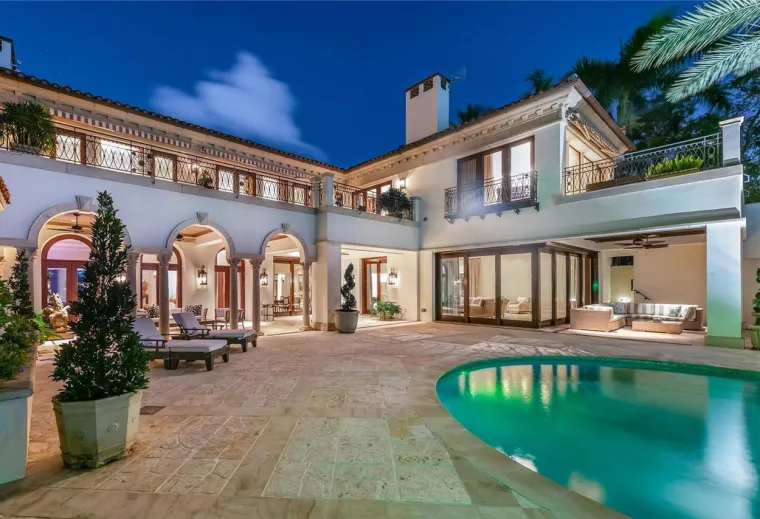 Jennifer Lopez i Alex Rodriguez svoj novi dom u Miamiju navodno su platili vrtoglavih 40 milijuna dolara. Luksuzna vila smještena na "otoku zvijezda" ima deset spavaćih soba, dvanaest kupaonica i gleda na Atlantski ocean. 