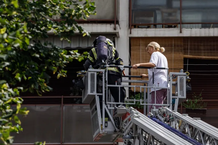 Drama u Prečkom! Zapalio se stan na 6. katu, vatrogasci spa&scaron;avali trudnicu