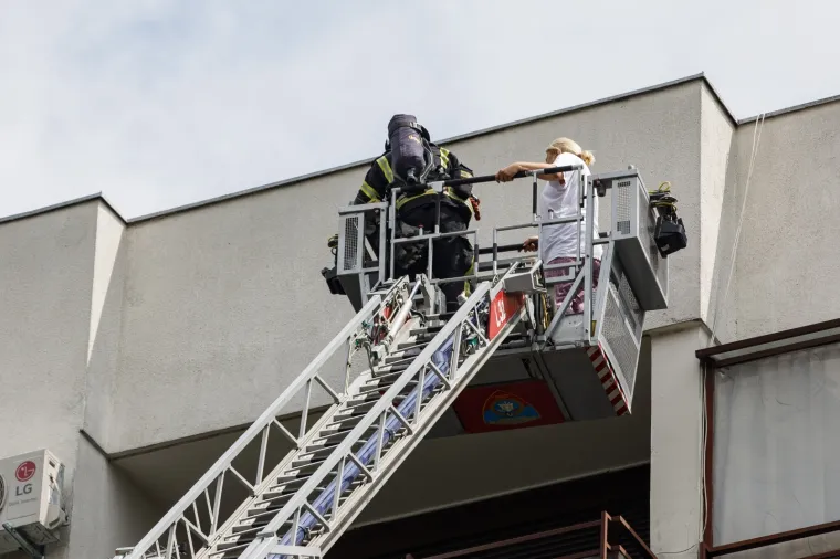 Drama u Prečkom! Zapalio se stan na 6. katu, vatrogasci spa&scaron;avali trudnicu