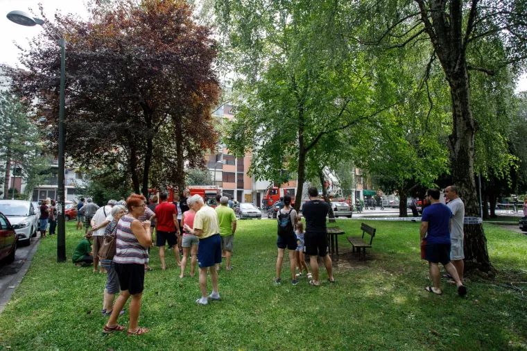 Drama u Prečkom! Zapalio se stan na 6. katu, vatrogasci spa&scaron;avali trudnicu