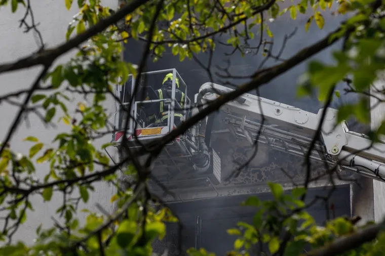 Drama u Prečkom! Zapalio se stan na 6. katu, vatrogasci spa&scaron;avali trudnicu