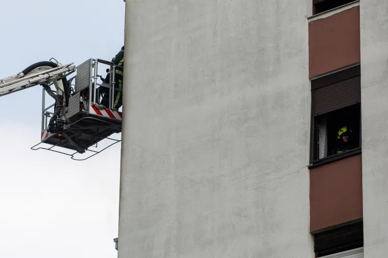 Drama u Prečkom! Zapalio se stan na 6. katu, vatrogasci spa&scaron;avali trudnicu