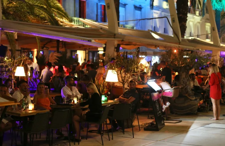 Zabranjen rad nakon ponoći na vrhuncu turističke sezone: Ovako je sinoć izgledao noćni život Splita i Zrća