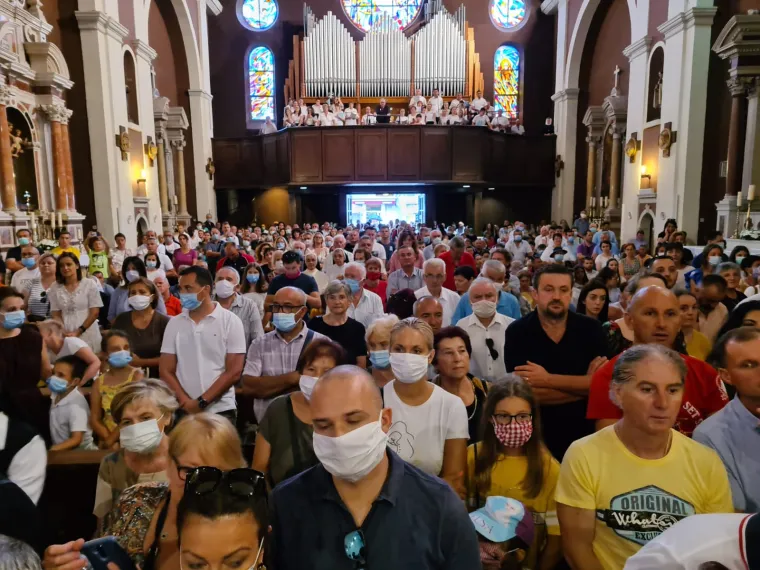 Tisuće Hrvata u marijanskim sveti&scaron;tima: U Sinju u crkvi 'čovjek na čovjeku', tek svaki treći ima masku