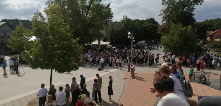 Tisuće Hrvata u marijanskim sveti&scaron;tima: U Sinju u crkvi 'čovjek na čovjeku', tek svaki treći ima masku