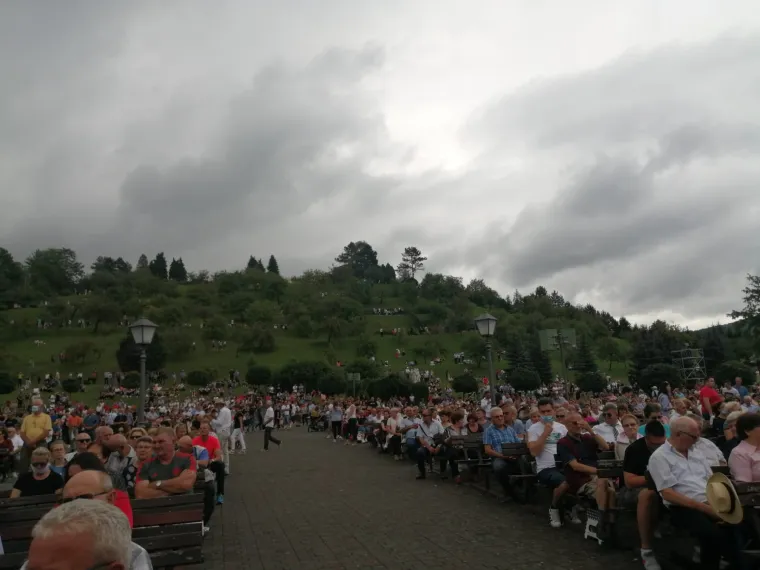 Tisuće Hrvata u marijanskim sveti&scaron;tima: U Sinju u crkvi 'čovjek na čovjeku', tek svaki treći ima masku