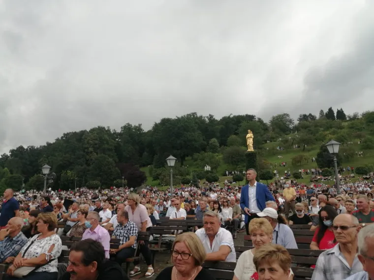 Tisuće Hrvata u marijanskim sveti&scaron;tima: U Sinju u crkvi 'čovjek na čovjeku', tek svaki treći ima masku