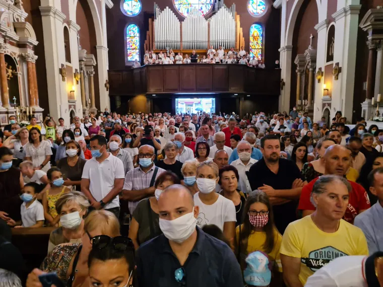 Tisuće Hrvata u marijanskim sveti&scaron;tima: U Sinju u crkvi 'čovjek na čovjeku', tek svaki treći ima masku