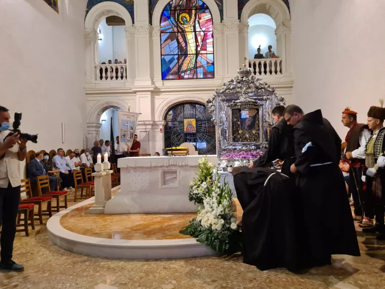 Tisuće Hrvata u marijanskim sveti&scaron;tima: U Sinju u crkvi 'čovjek na čovjeku', tek svaki treći ima masku