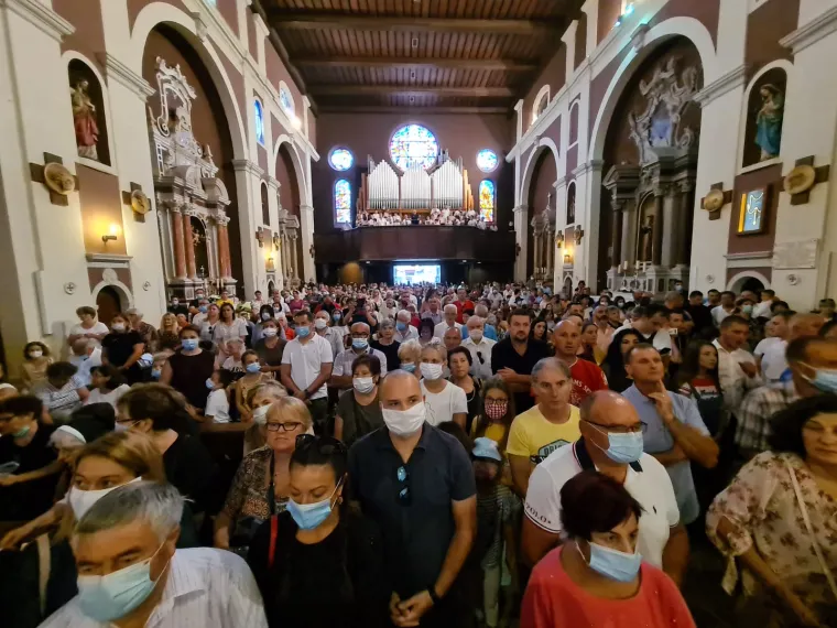 Tisuće Hrvata u marijanskim sveti&scaron;tima: U Sinju u crkvi 'čovjek na čovjeku', tek svaki treći ima masku