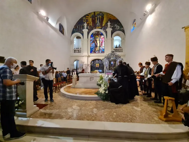 Tisuće Hrvata u marijanskim sveti&scaron;tima: U Sinju u crkvi 'čovjek na čovjeku', tek svaki treći ima masku