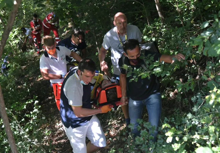 [FOTO] POTRESNI PRIZORI: Poznati biciklist pao u provaliju preko ograde jednog kamenog mosta