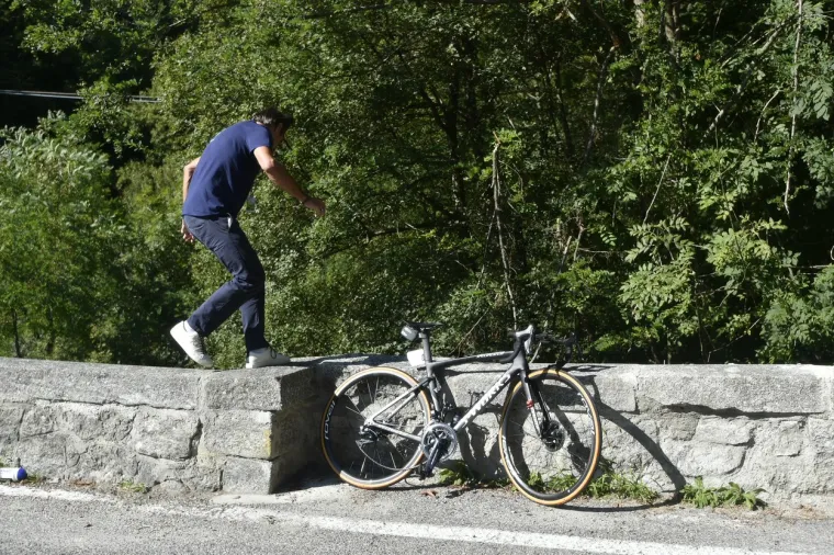 [FOTO] POTRESNI PRIZORI: Poznati biciklist pao u provaliju preko ograde jednog kamenog mosta