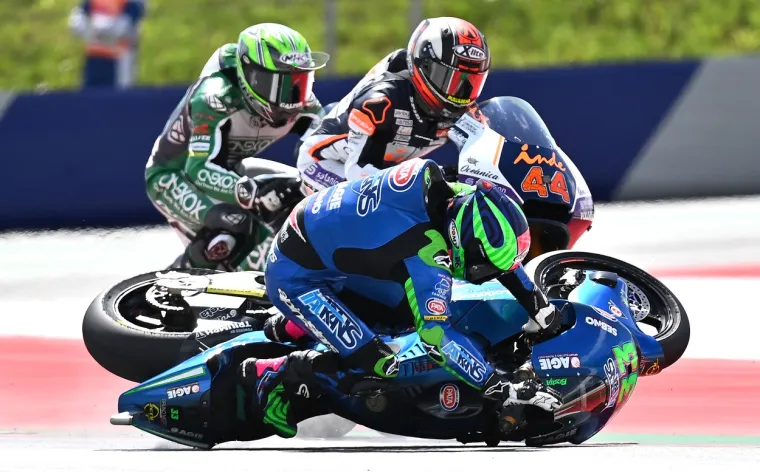 Španjolski 22-godišnji motociklist Jorge Martin (Kalex) ostvario je svoju prvu pobjedu u razredu Moto2 prošavši prvi ciljem na Velikoj nagradi Austrije u Spielbergu koja je bila skraćena zbog teške nesreće u kojoj je najlošije prošao Malezijac Hafyzh Syahrin.
