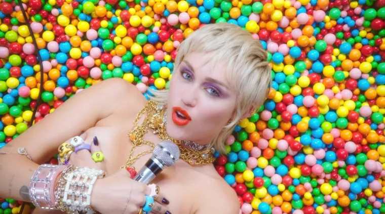 Pjevačica Miley Cyrus skinula se potpuno gola u spotu kojeg je sama režirala za svoju novu pjesmu "Midnight Sky". Foto: Profimedia