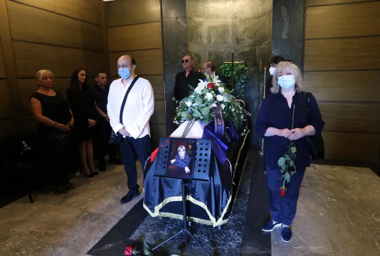 Posljednji ispraćaj velikana: Obitelj i brojni prijatelji se na Mirogoju opra&scaron;taju od Rajka Dujmića