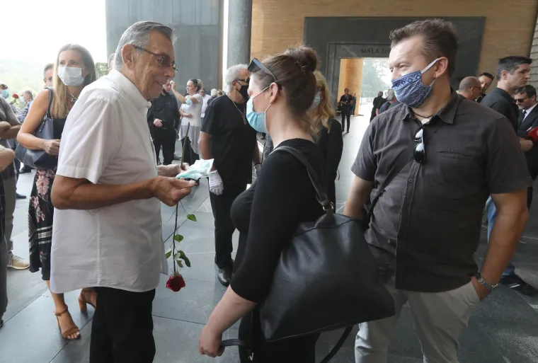 Posljednji ispraćaj velikana: Obitelj i brojni prijatelji se na Mirogoju opra&scaron;taju od Rajka Dujmića