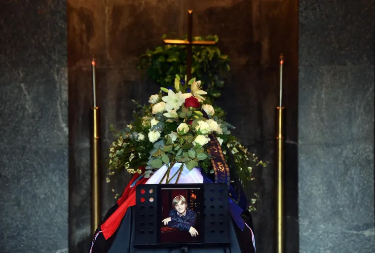 Posljednji ispraćaj velikana: Obitelj i brojni prijatelji se na Mirogoju opra&scaron;taju od Rajka Dujmića