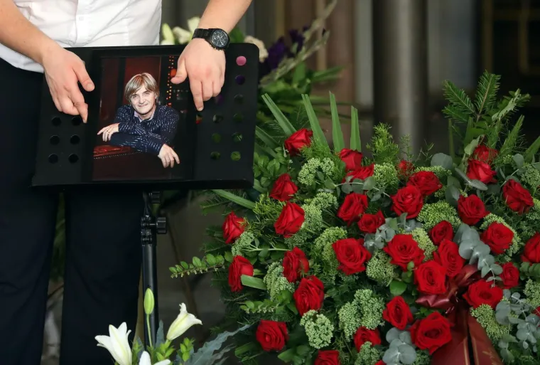 Posljednji ispraćaj velikana: Obitelj i brojni prijatelji se na Mirogoju opra&scaron;taju od Rajka Dujmića