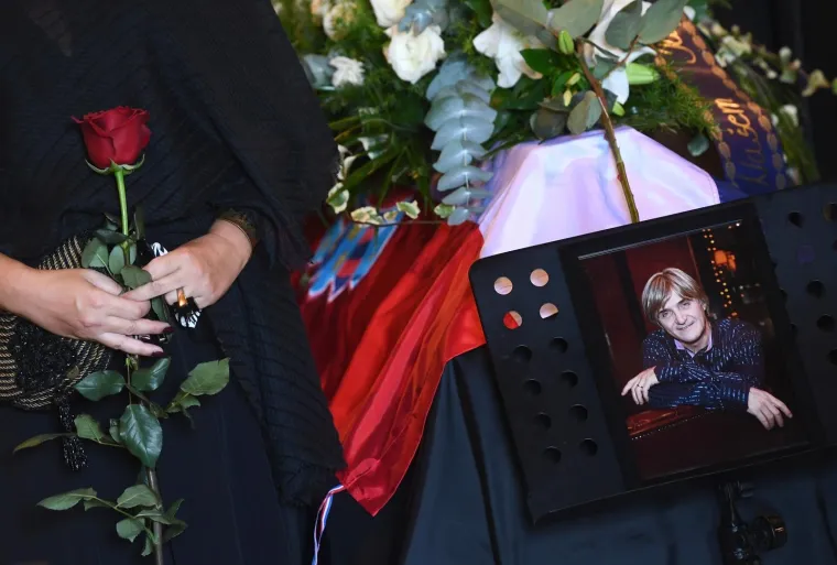 Posljednji ispraćaj velikana: Obitelj i brojni prijatelji se na Mirogoju opra&scaron;taju od Rajka Dujmića