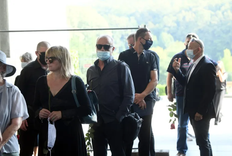 Posljednji ispraćaj velikana: Obitelj i brojni prijatelji se na Mirogoju opra&scaron;taju od Rajka Dujmića