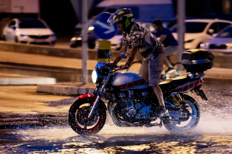 Pukla cijev i poplavila kvart u Splitu: 'Čuli smo 'bum' i samo se odjednom beton počeo dizati'