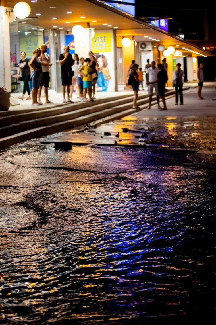 Pukla cijev i poplavila kvart u Splitu: 'Čuli smo 'bum' i samo se odjednom beton počeo dizati'