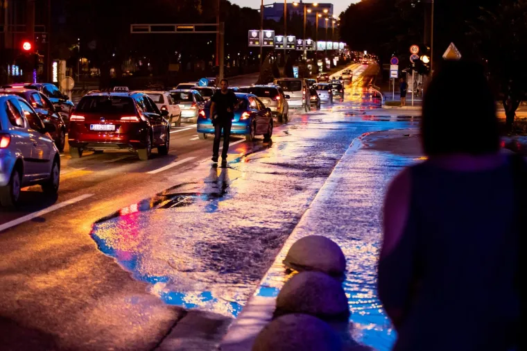 Pukla cijev i poplavila kvart u Splitu: 'Čuli smo 'bum' i samo se odjednom beton počeo dizati'