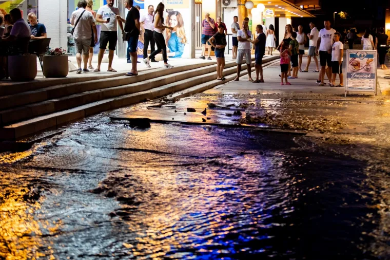 Pukla cijev i poplavila kvart u Splitu: 'Čuli smo 'bum' i samo se odjednom beton počeo dizati'