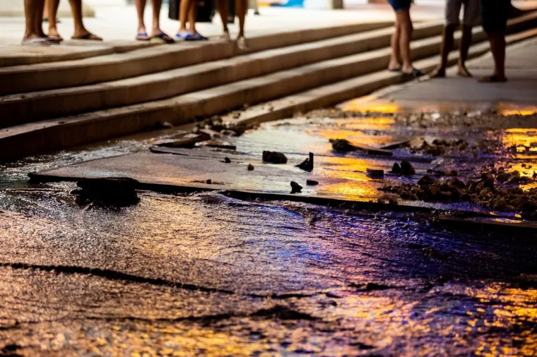 Pukla cijev i poplavila kvart u Splitu: 'Čuli smo 'bum' i samo se odjednom beton počeo dizati'