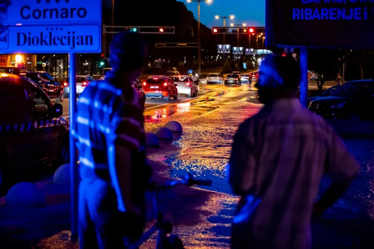 Pukla cijev i poplavila kvart u Splitu: 'Čuli smo 'bum' i samo se odjednom beton počeo dizati'