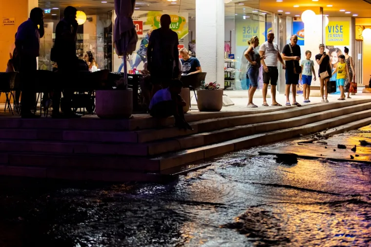 Pukla cijev i poplavila kvart u Splitu: 'Čuli smo 'bum' i samo se odjednom beton počeo dizati'