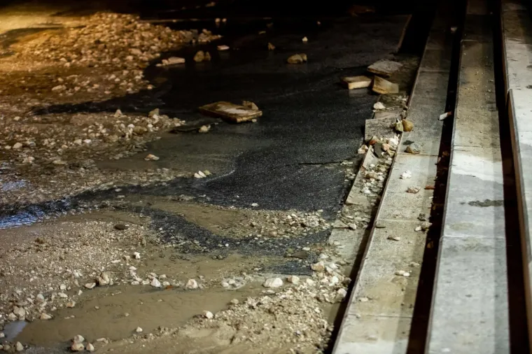 Pukla cijev i poplavila kvart u Splitu: 'Čuli smo 'bum' i samo se odjednom beton počeo dizati'