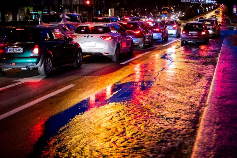 Pukla cijev i poplavila kvart u Splitu: 'Čuli smo 'bum' i samo se odjednom beton počeo dizati'