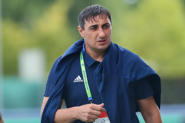 [FOTO] MODRI BROD TONE SVE DUBLJE I DUBLJE: Bio je na dobrom putu, ali onda se nasukao