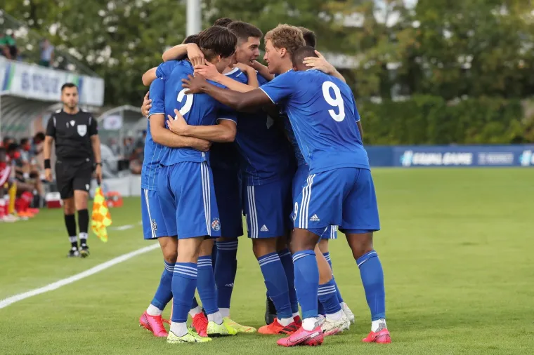 [FOTO] MODRI BROD TONE SVE DUBLJE I DUBLJE: Bio je na dobrom putu, ali onda se nasukao